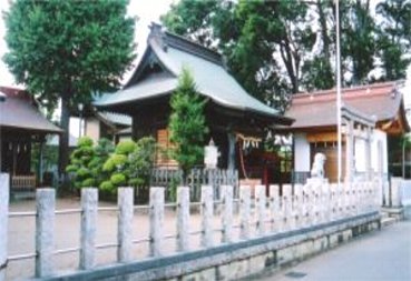 中央が熊野神社御社殿、左手は末社 日吉神社、右手は完成なった神輿殿。